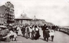 The-Parade-and-bandstand-at-White-Rock.-1907.